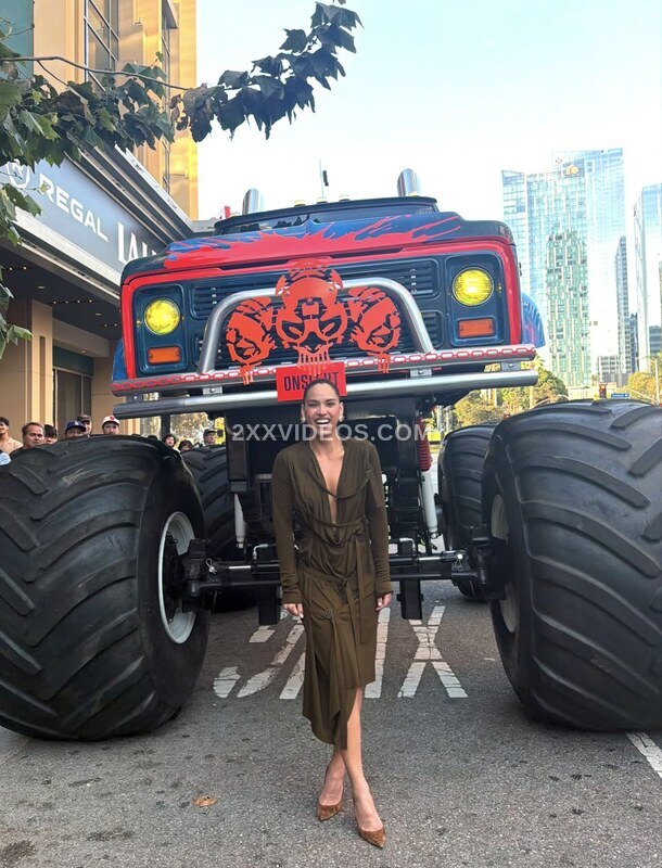 Adria Arjona photo