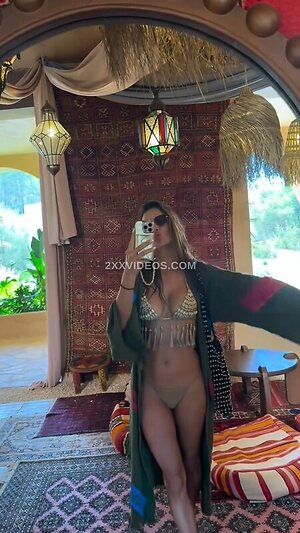 Alessandra Ambrosio photo