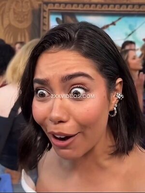 Auli'i Cravalho Nude Leaked Photo #8