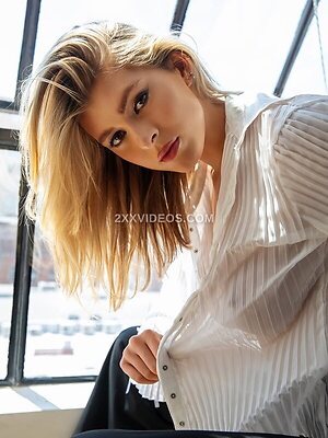 Bella White photo
