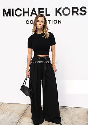 Betty Gilpin photo