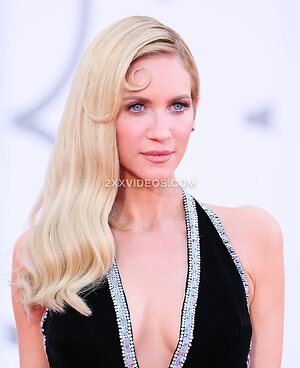 Brittany Snow photo