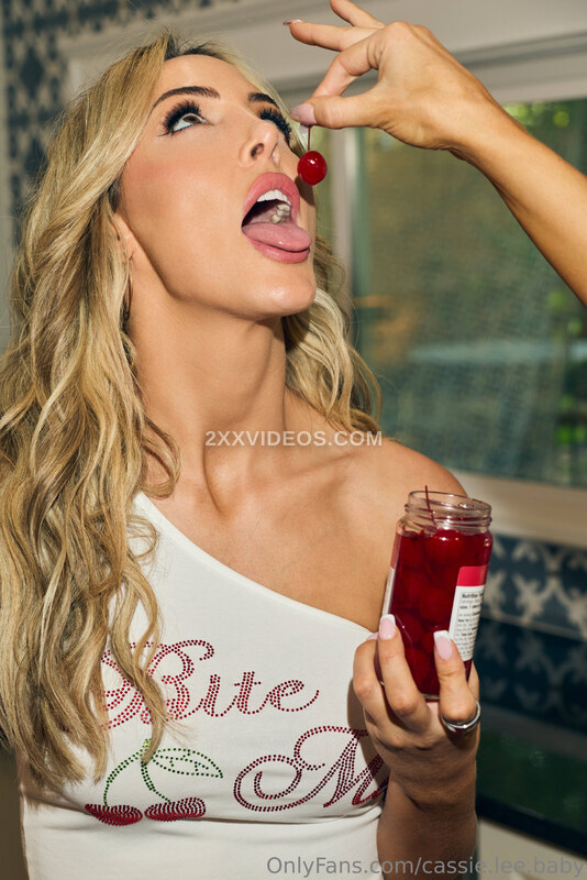 Cassie Lee photo