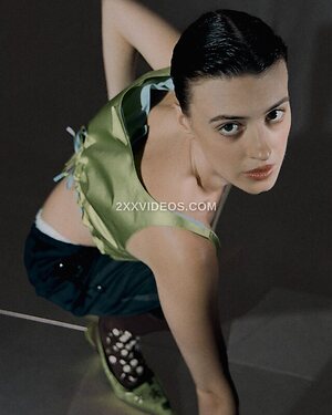 Daisy Edgar-Jones photo