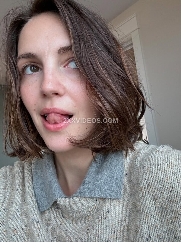 Ella Hunt photo