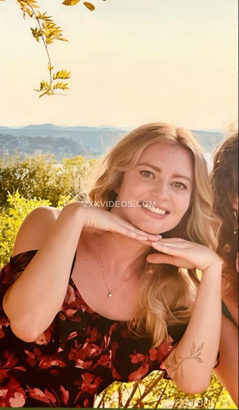 Elyse Willems photo