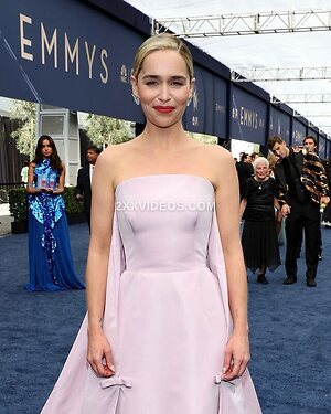 Emilia Clarke photo