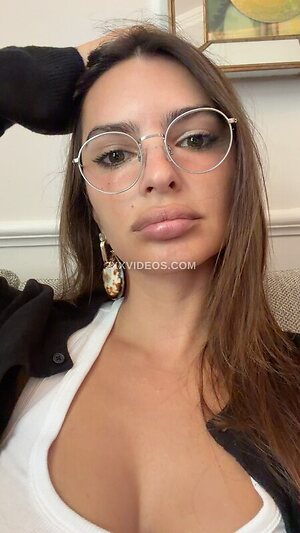 Emily Ratajkowski photo