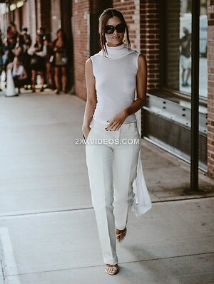 Emily Ratajkowski photo