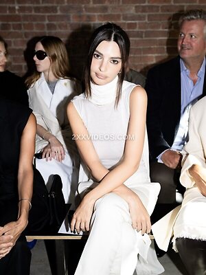 Emily Ratajkowski photo