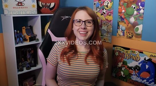 Erin Plays Nude Photos
