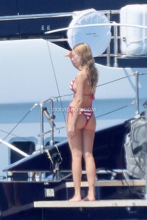 Ester Exposito photo