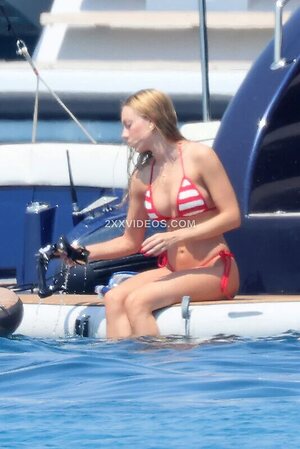 Ester Exposito photo