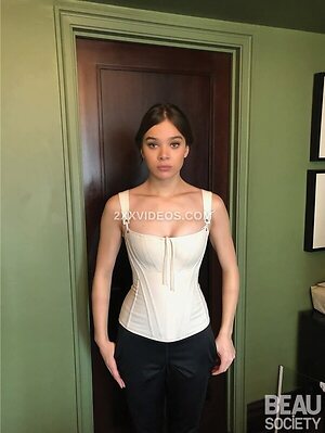 Hailee Steinfeld Nude Leaked Photo #10