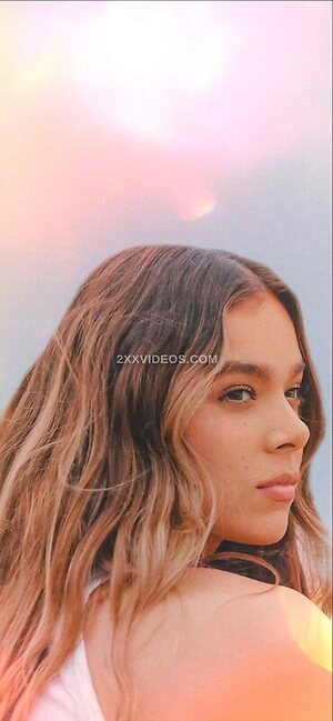 Hailee Steinfeld photo