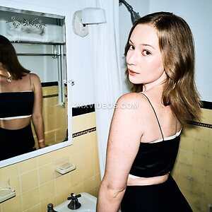 Hannah Einbinder photo