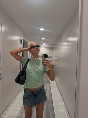 Iris Law Nude Leaked Photo #9