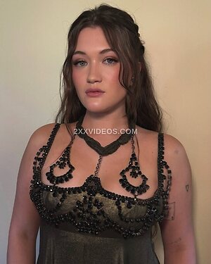 Isa Briones photo