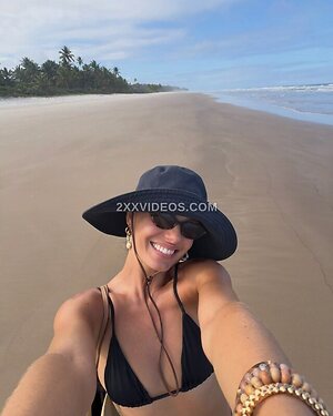 Isis Valverde photo