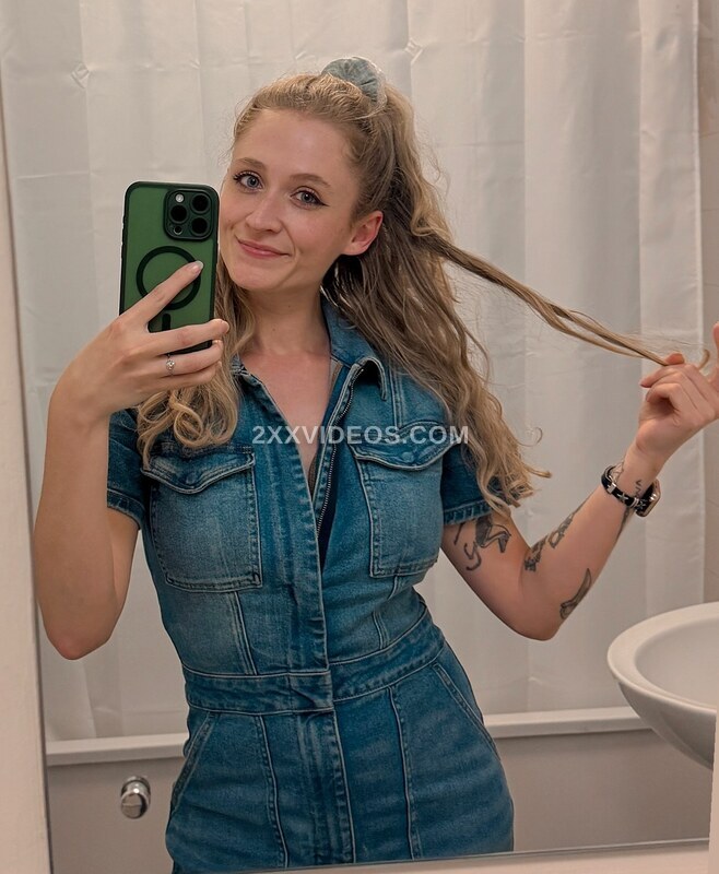 Janet Devlin photo