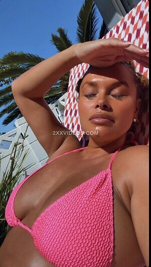 Joy Taylor photo