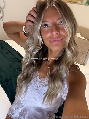 Juliehayess Nude Leaked Photo #7