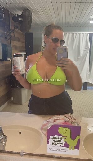 Kelly Divine photo