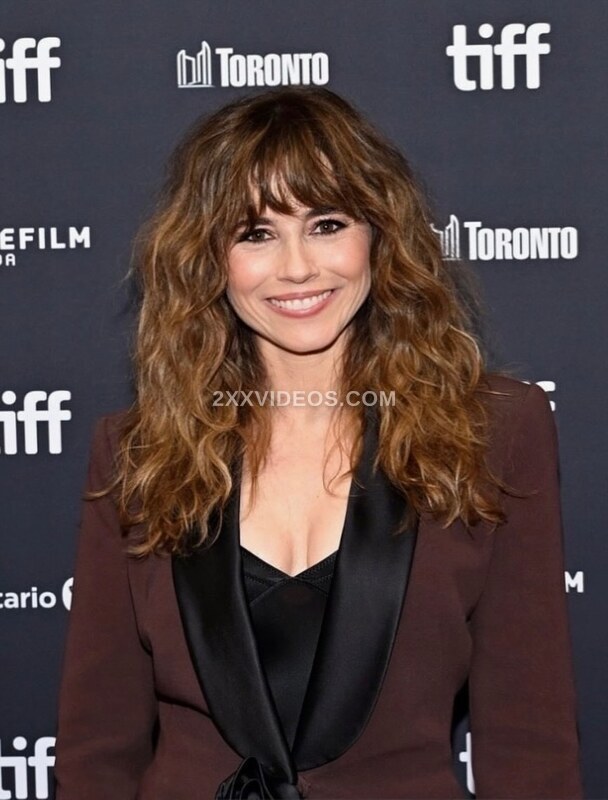 Linda Cardellini photo