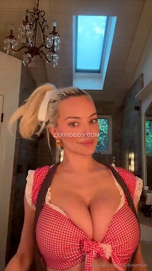 Lindsey Pelas