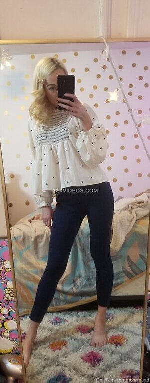 LittleCarlyNympho photo