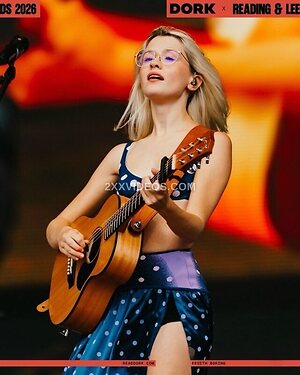 Maisie Peters photo