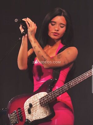Nessa Barrett photo