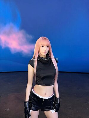 Sakura Miyawaki photo