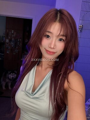 Shulun C. Nude Photos