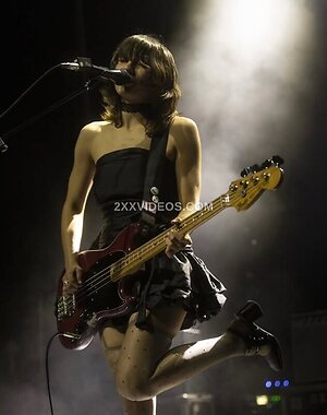 Women who play bass Nude Leaked Photo #4