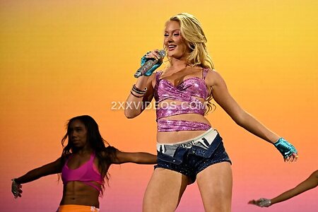Zara Larsson photo