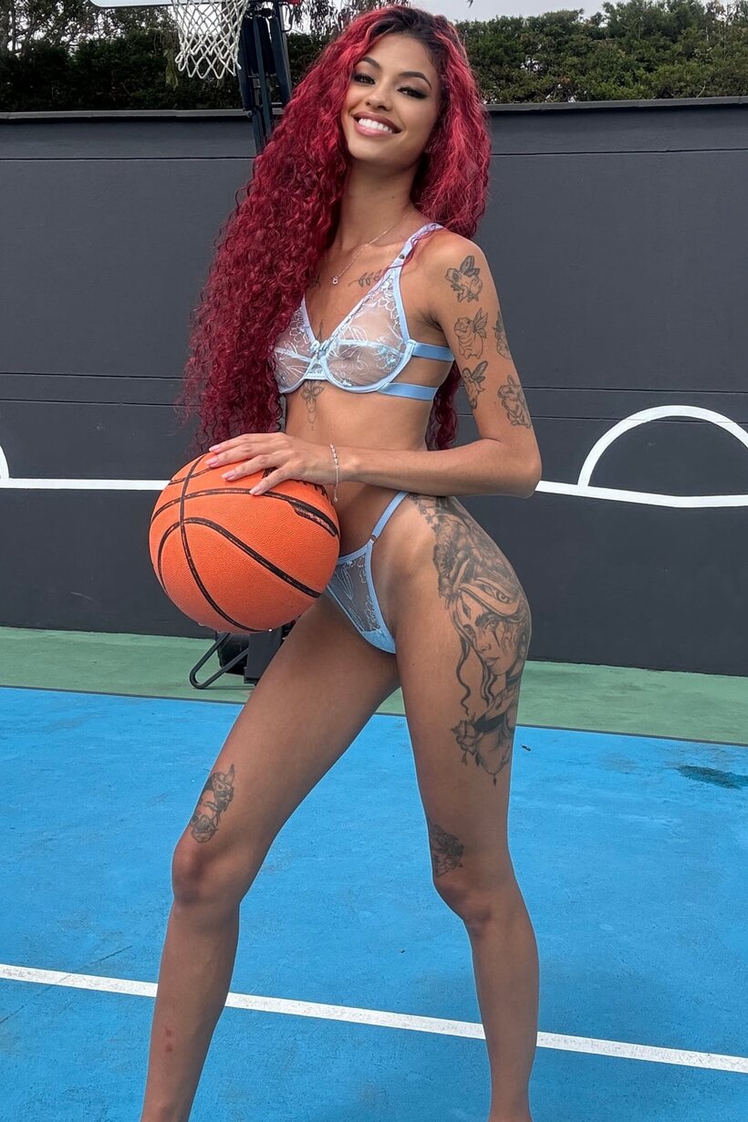 Amateur pic 6 from the set «Redhead girl flaunts her natural tits»