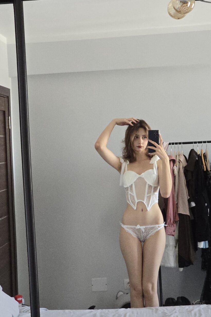 Lia Richi Vip snaps mirror selfies in lingerie, looking sexy and blonde (shot 7)