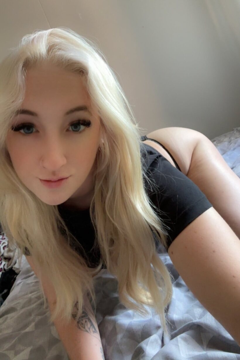 Image 4/10: Pretty blonde takes selfies in revealing clothes and shorts