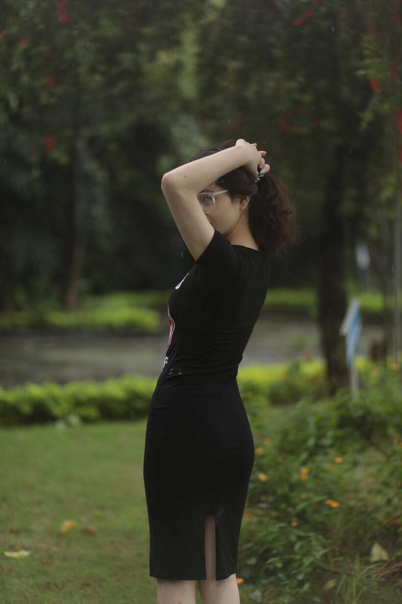 Cute girl gets naked in the garden, photo 4 of 21