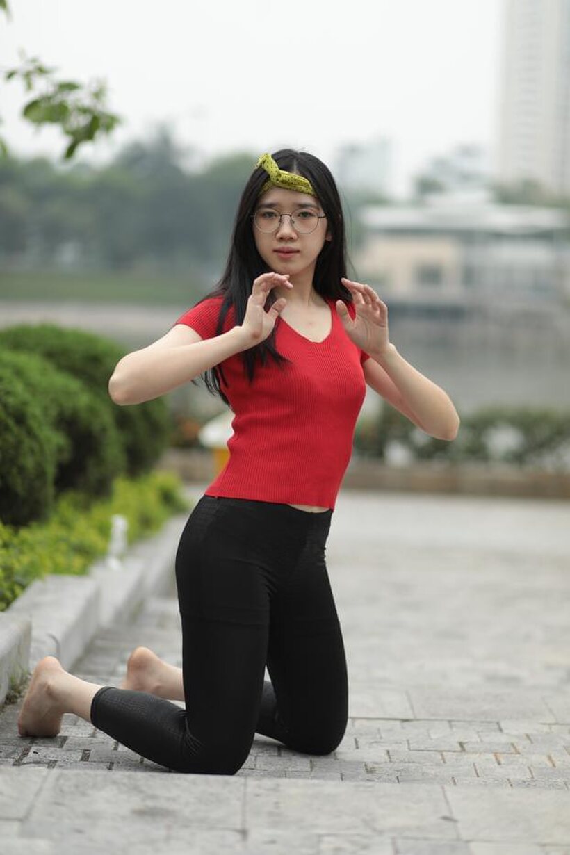 Amateur pic 4 from the set «Skinny girl gets naked in public»