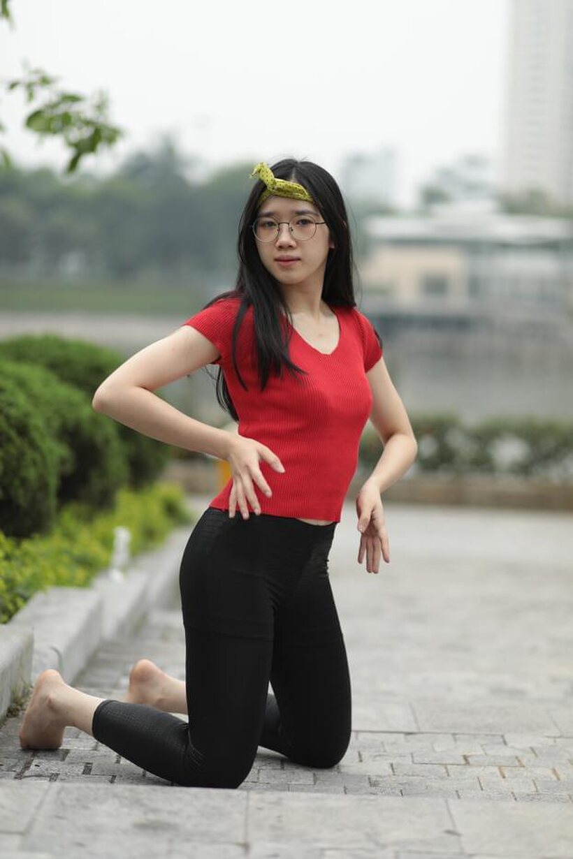Image 5/21: Skinny girl gets naked in public
