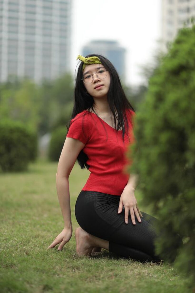 Amateur pic 15 from the set «Skinny girl gets naked in public»