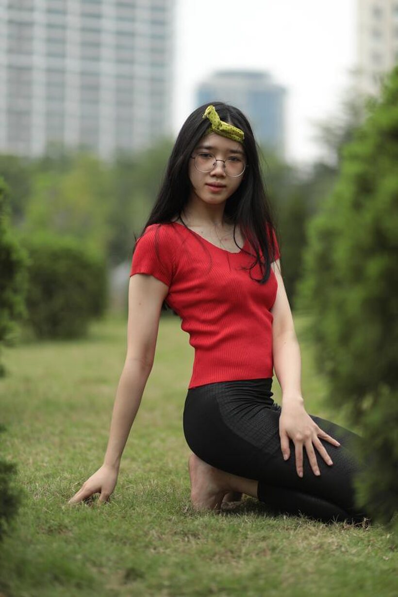 Amateur pic 16 from the set «Skinny girl gets naked in public»