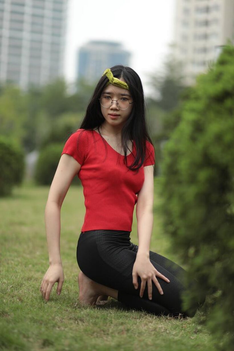 Amateur pic 17 from the set «Skinny girl gets naked in public»