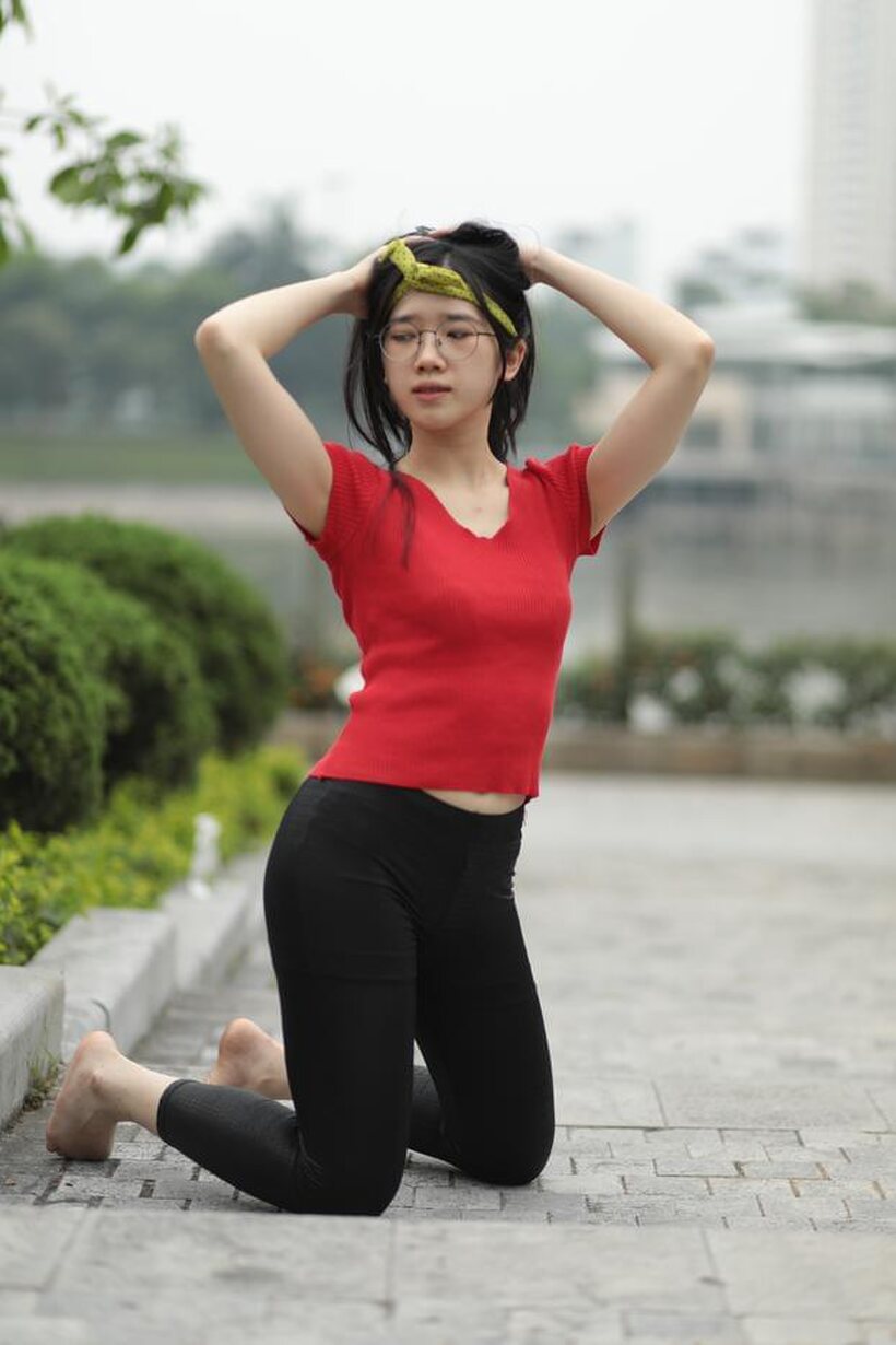 Image 21/21: Skinny girl gets naked in public