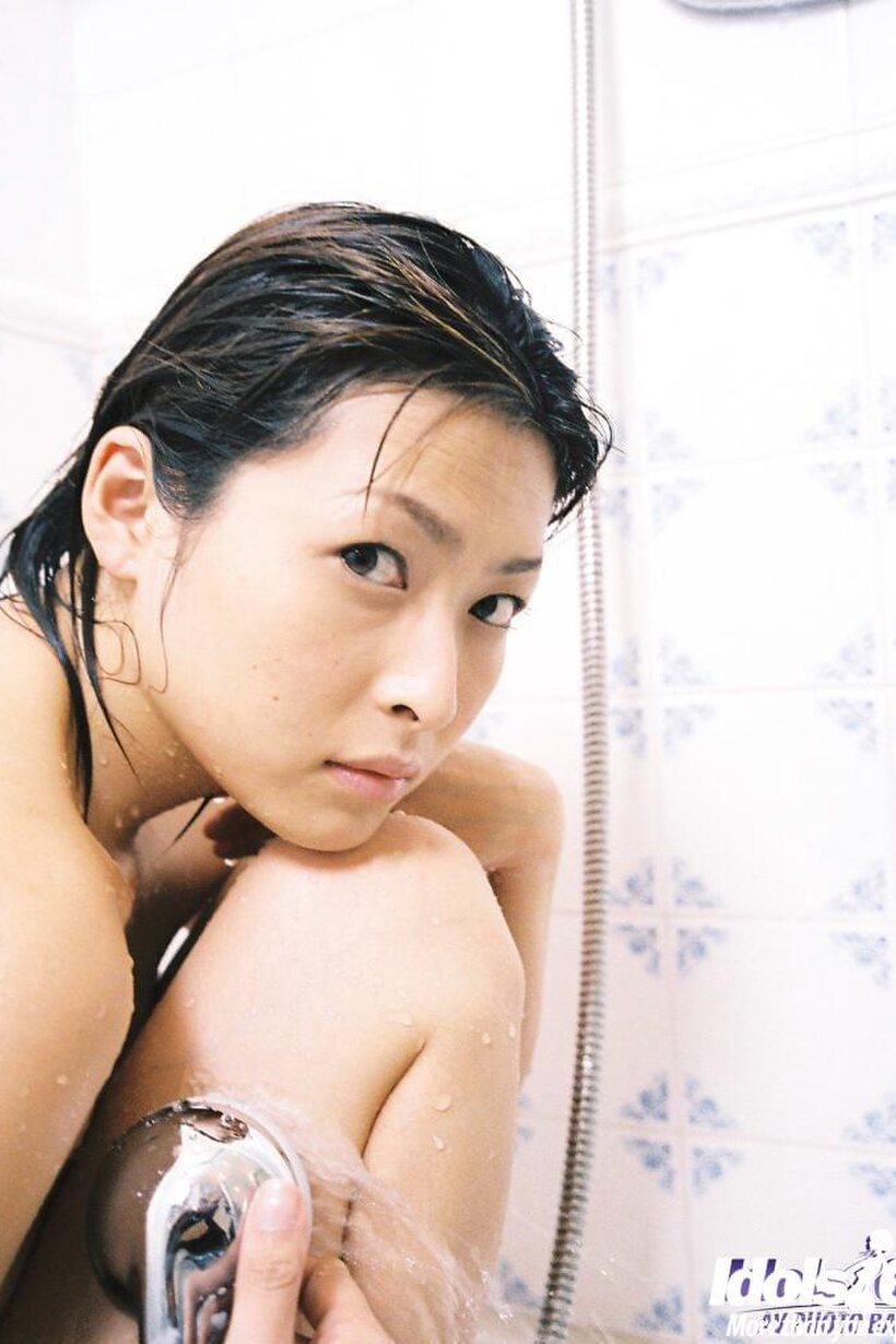 Nana Natsume nude photo 7 — Beautiful Nana Natsume flaunts her big tits and legs in the bath