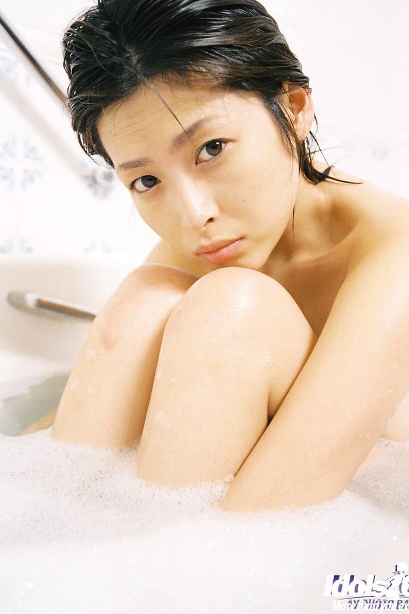 Nana Natsume pic 14 from the set «Beautiful Nana Natsume flaunts her big tits and legs in the bath»