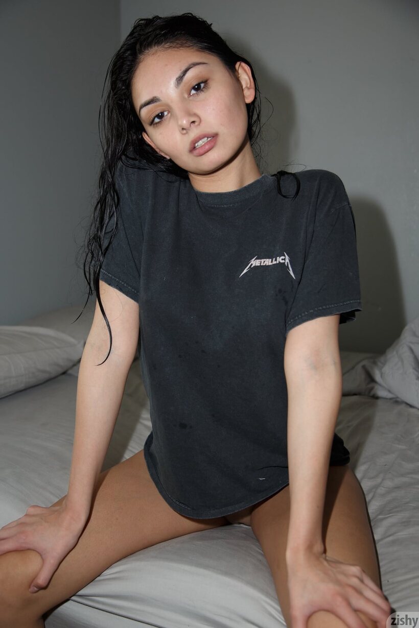 Photo 7 — Pia Marzo flashes her teen tits and hot ass on the bed