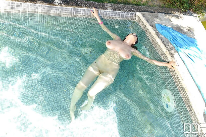 Luna Amor licks her nipples by the pool in wet bikini, photo 10 of 16